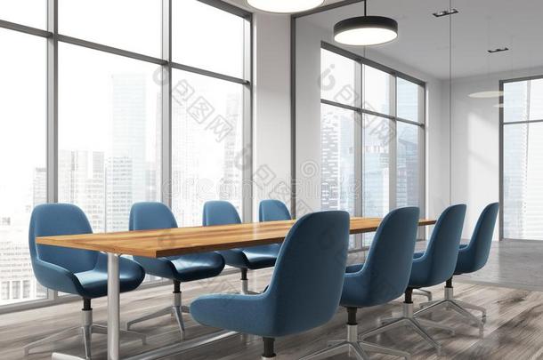 会议房间角落,蓝色椅子