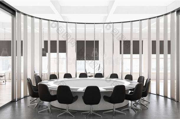 白色的圆形的会议房间内部黑的椅子