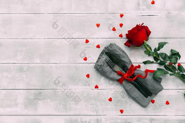 情人系列,红色的玫瑰和餐具