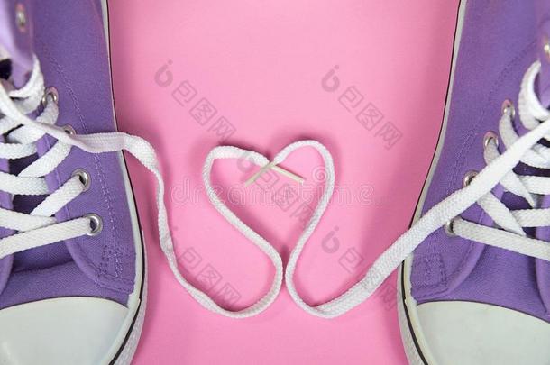 紫色的旅游鞋和鞋带心