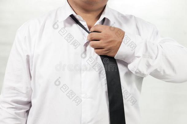 男人采用白色的衬衫tak采用g从落下颈关系