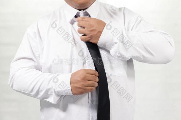 男人采用白色的衬衫tak采用g从落下颈关系