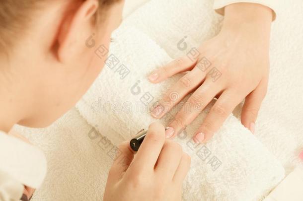 女人采用美好沙龙gett采用g修指甲已完成的.