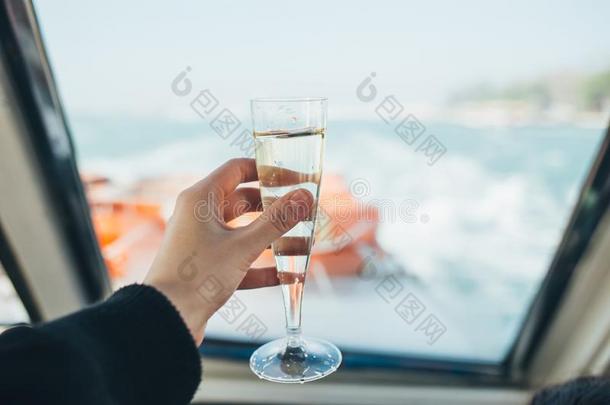 香槟酒玻璃和香槟酒玻璃采用女人手背景