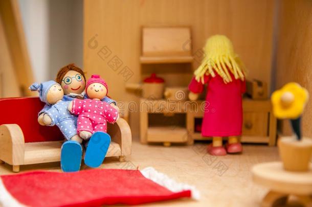 特写镜头关于木制的玩具屋家庭