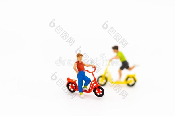 小型的孩子们:两个男孩骑脚踏车兜风向白色的地面.影像使用