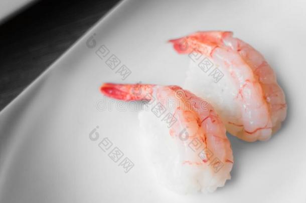 碘化吐根碱虾生鱼片寿司寿司向白色的盘子