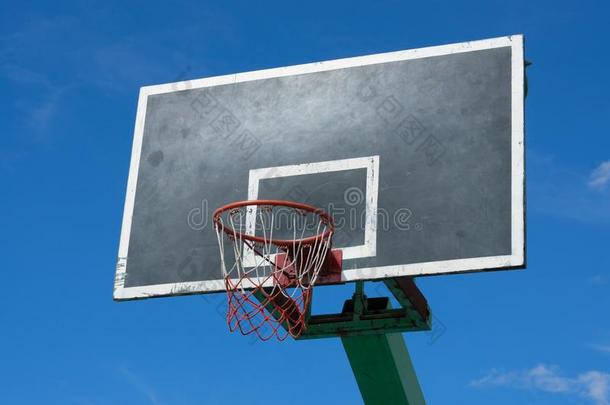 篮球篮板和蓝色天.
