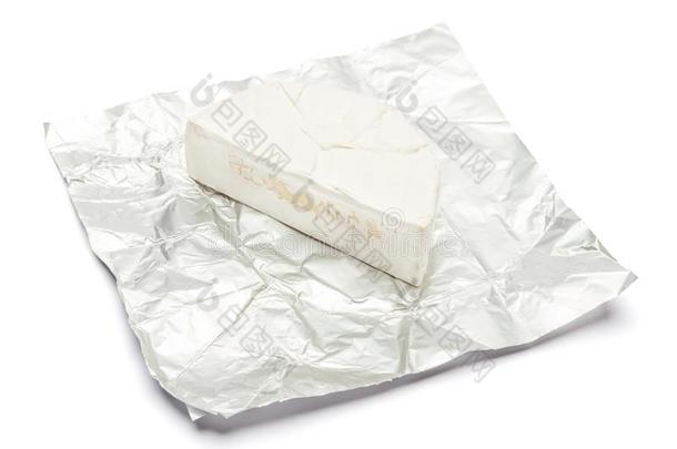 块关于法国布里白乳酪或卡曼伯特奶酪向一白色的b一ckground