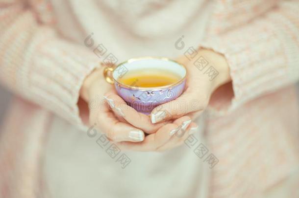 美丽的女人手佃户租种的土地酿酒的古老的茶水杯子