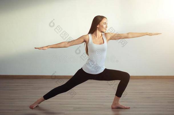 年幼的女人使人疲乏的白色的油箱顶工作的出局,做瑜伽锻炼