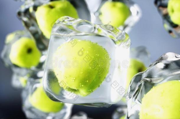 苹果采用冰立方形的东西.食物和广播观念.现实的冰英语字母表的第13个字母