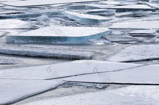 冰厚厚的一块向一冷冻的河