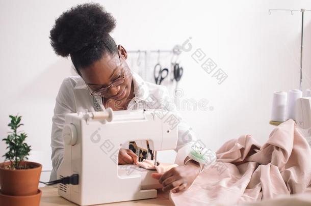 非洲的女裁缝缝衣服