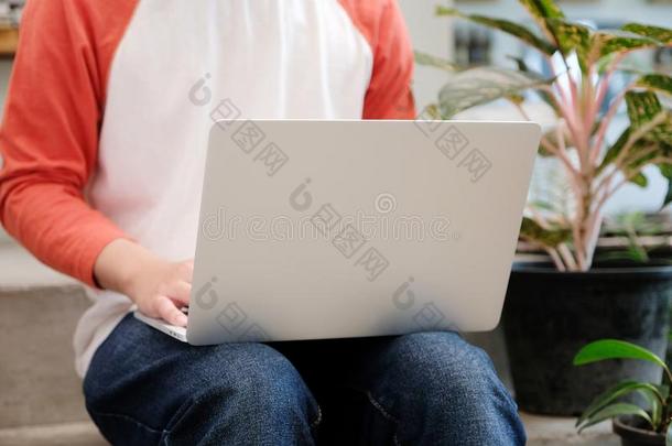 男人使用便携式电脑计算机,人和科技,生活方式
