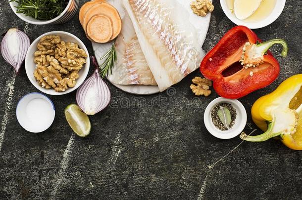 鳕鱼肉片关于鳕鱼鱼和新鲜的蔬菜:甜的胡椒,玫瑰