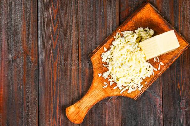 一部分关于<strong>搓</strong>碎的切德干酪奶酪向乡村的木制的表.