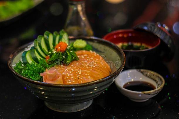 生的和新鲜的生鱼片鱼肉-日本人食物方式