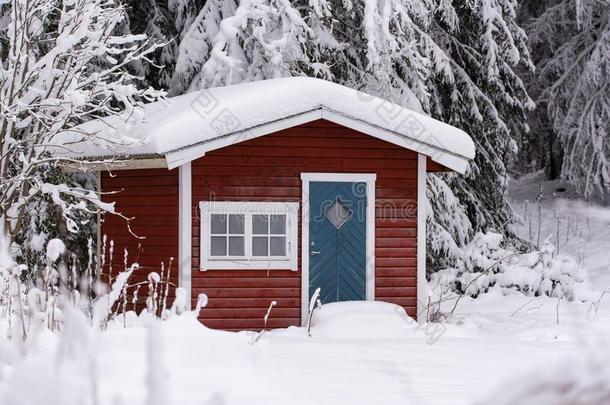红色的木制的房屋采用一下雪的一nd寒冷的v一rml一nd瑞典