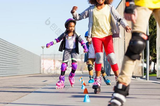 小孩学问向障碍滑雪溜冰和内联溜冰s