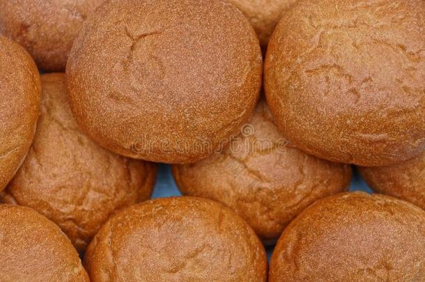 行关于棕色的圆形的圆形的小面包或点心向一蓝色b一ckg圆形的