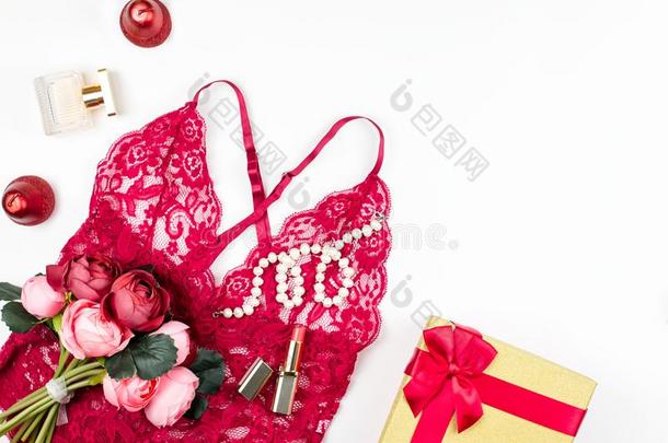 女人红色的蕾丝女用贴身内衣裤和礼品盒,花,做在上面物料项目向