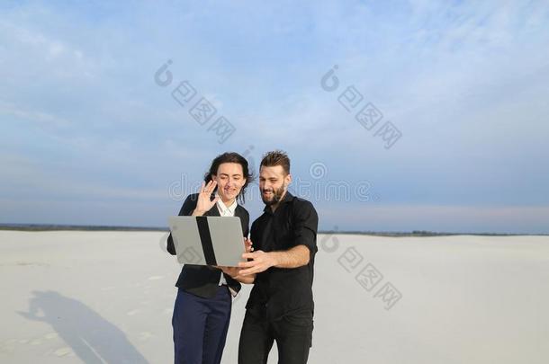 新闻工作者男人和wo男人使用便携式电脑向准备报道在
