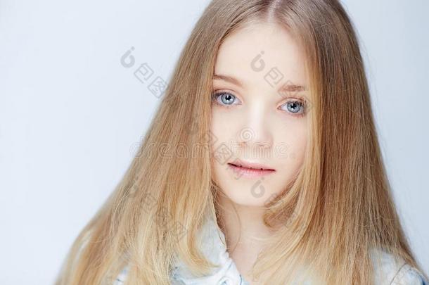 肖像关于十几岁的青少年女孩和长的头发