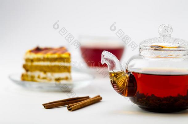 茶壶,茶水杯子和蛋糕向白色的背景