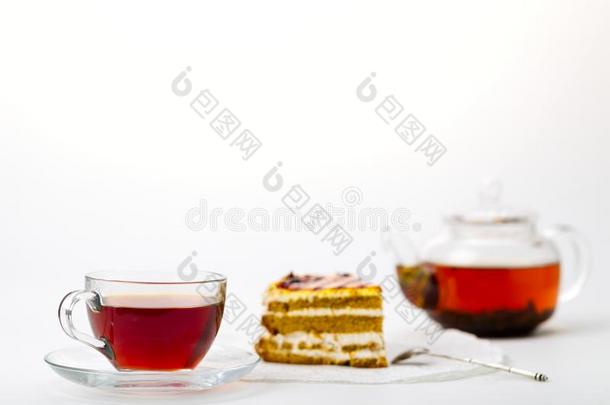 茶壶,茶水杯子和蛋糕向白色的背景