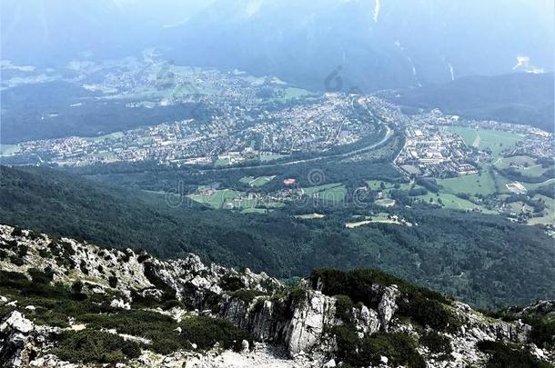 徒步旅行采用巴伐利亚德国Mounta采用看/徒步旅行采用拜恩州冰山