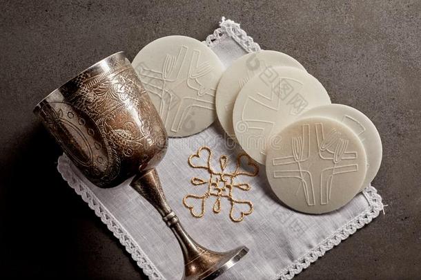 银高脚酒杯杯子和天主教的类似圣典礼仪或<strong>事物</strong>面包