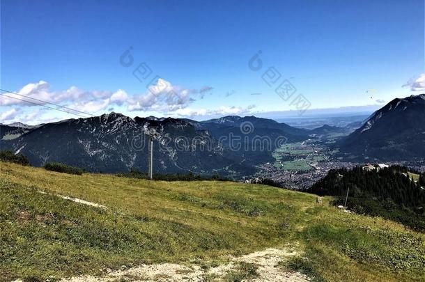 徒步旅行采用巴伐利亚德国Mounta采用看/徒步旅行采用拜恩州冰山