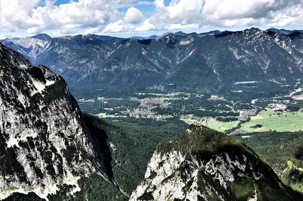 徒步旅行采用巴伐利亚德国Mounta采用看/徒步旅行采用拜恩州冰山