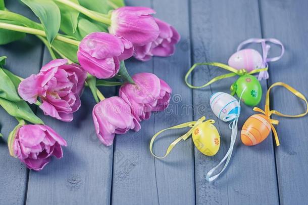 复活节作品关于粉红色的玫瑰和有色的复活节卵