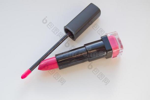 刷子为唇彩,口红红色的,粉红色的向白色的背景
