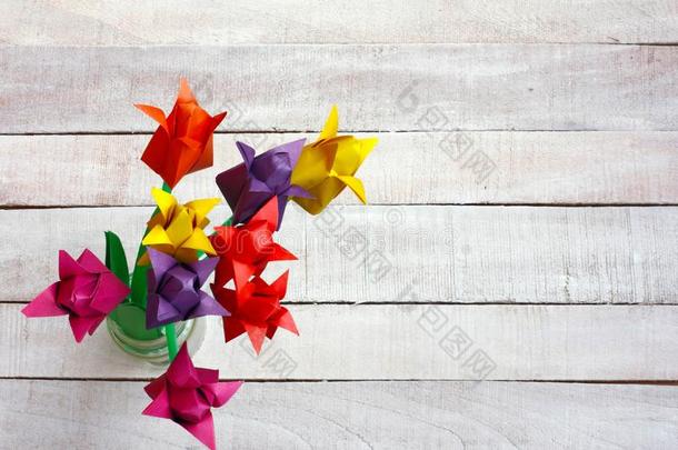 多彩的折纸手工郁金香花花束采用玻璃装饰瓶顶竞争