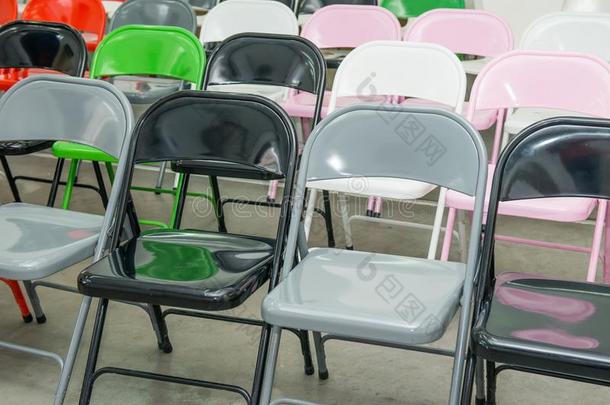 行关于空的多色席位,椅子采用观众席,过道,临床实验室自动化系统