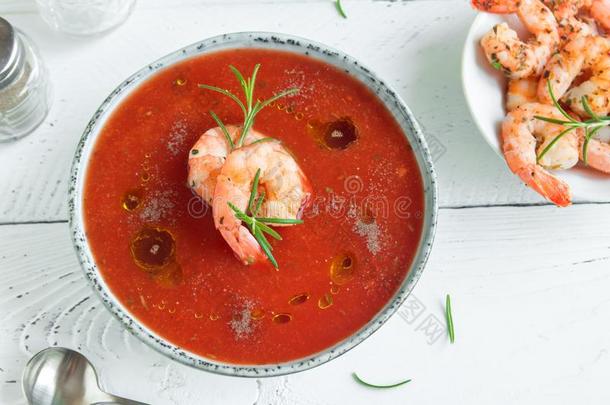 番茄汤和虾