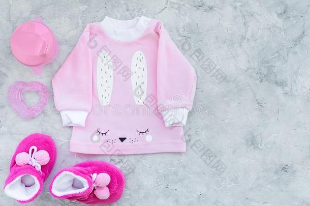 漂亮的粉红色的婴儿衣服为女孩.衬衫,婴儿袜,玩具,瓶子向