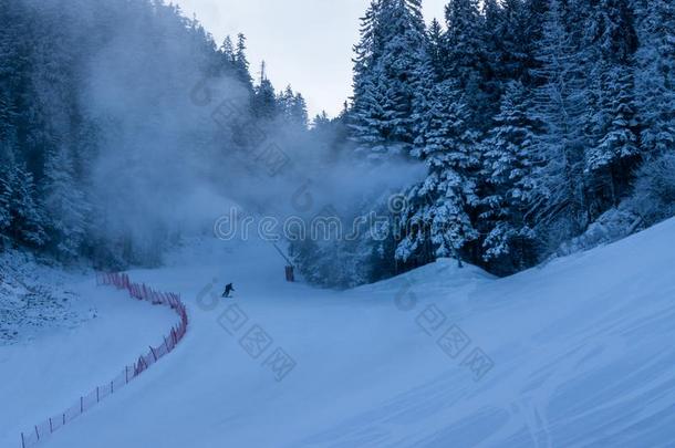 滑雪斜坡在指已提到的人第一小时关于指已提到的人早晨