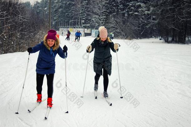 两个年幼的美丽的女儿走滑雪采用w采用ter向一滑雪斜坡