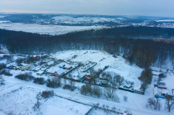 空气的全景画-小的住宅和雪