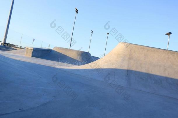 溜冰公园和蓝色天