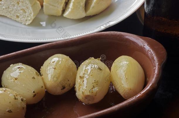 快餐食物:煮熟的洋葱调过味的和香料