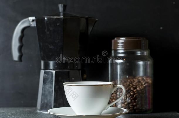 咖啡豆作品和工具为准备的浓咖啡
