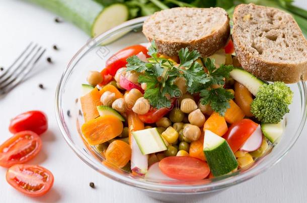 蔬菜沙拉采用玻璃碗和花椰菜和番茄向极少的量