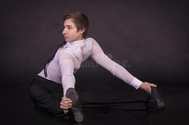 非凡的男孩体操家-瑜伽