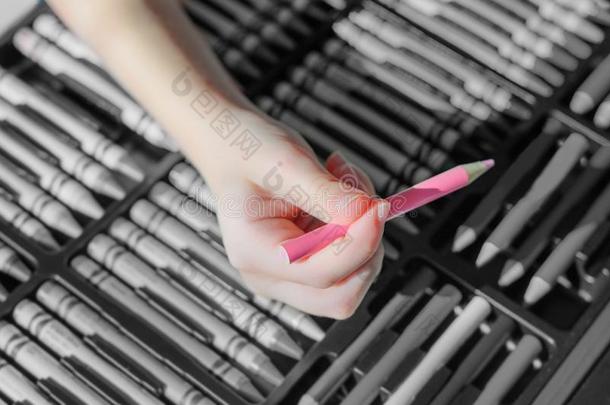 英语字母表的第2个字母&wickets三柱门照片关于颜色铅笔和集中向粉红色的铅笔佃户租种的土地在旁边