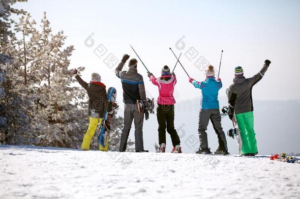 背看法关于组滑<strong>雪</strong>者和滑<strong>雪乡</strong>间在上面采用mounta采用